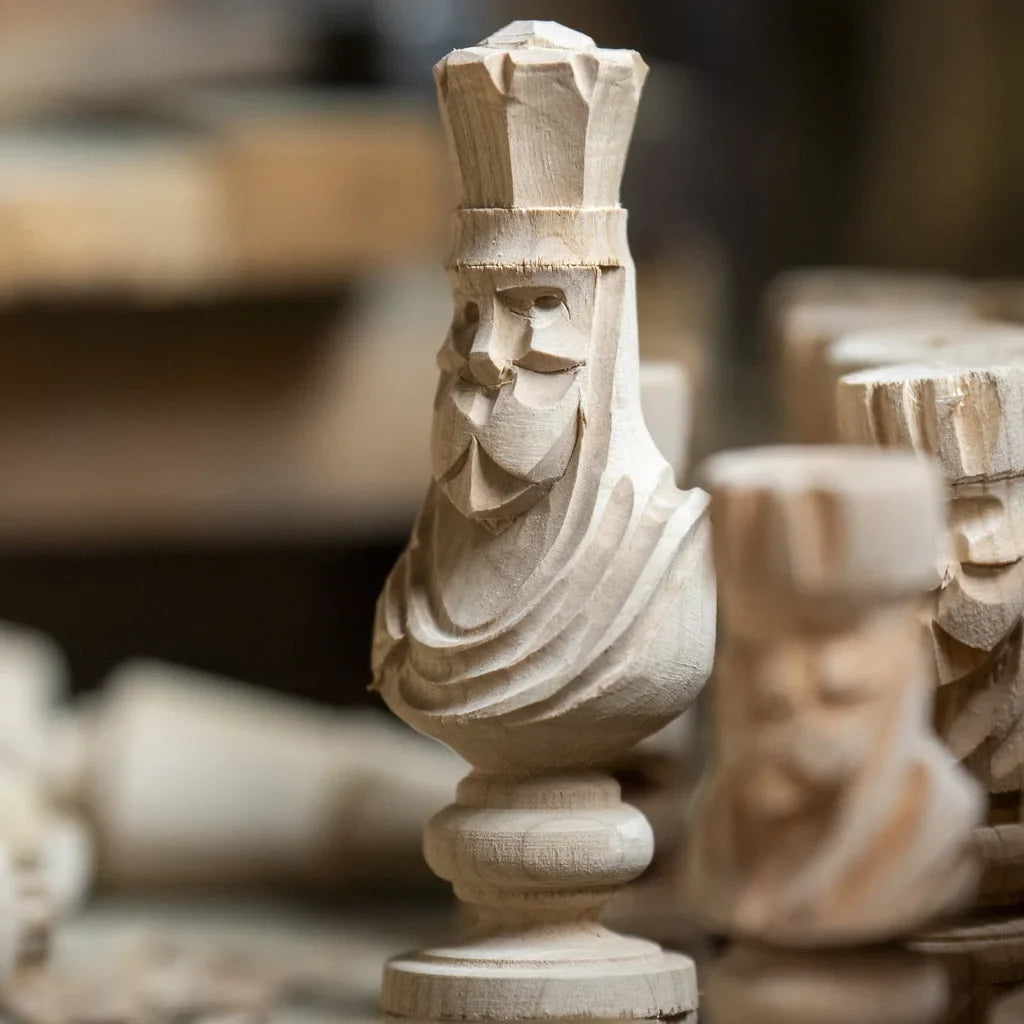 Pièces d’échecs sculptées à la main dans le bois brut