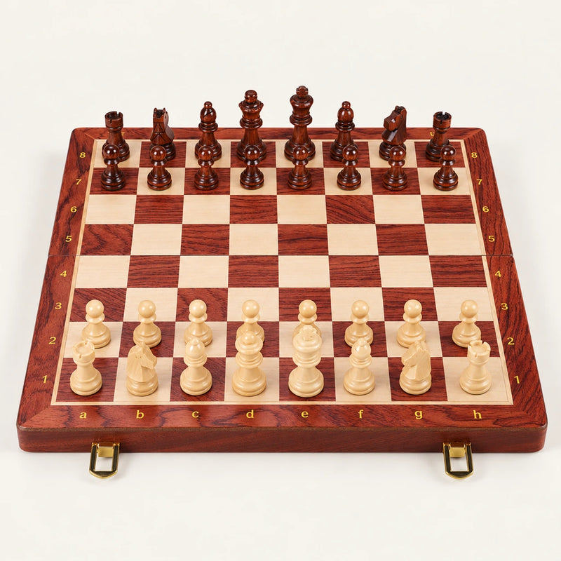Jeu d’échecs Le Cercle — vue d’ensemble sur fond crème