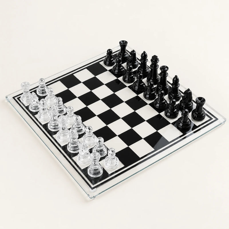 Jeu d’échecs Le Marais en verre — vue d’ensemble sur fond crème