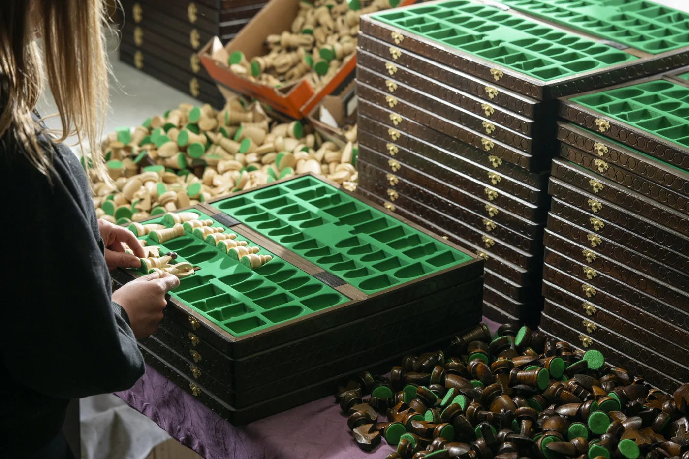 Una artesana guarda las piezas en estuches forrados de espuma verde