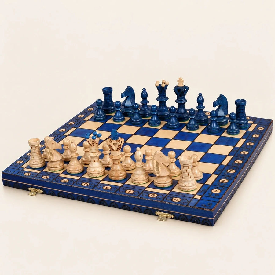 Jeu d’échecs Le Diplomate bleu — ensemble sur fond crème, damier 8 × 8 et pièces en position de départ