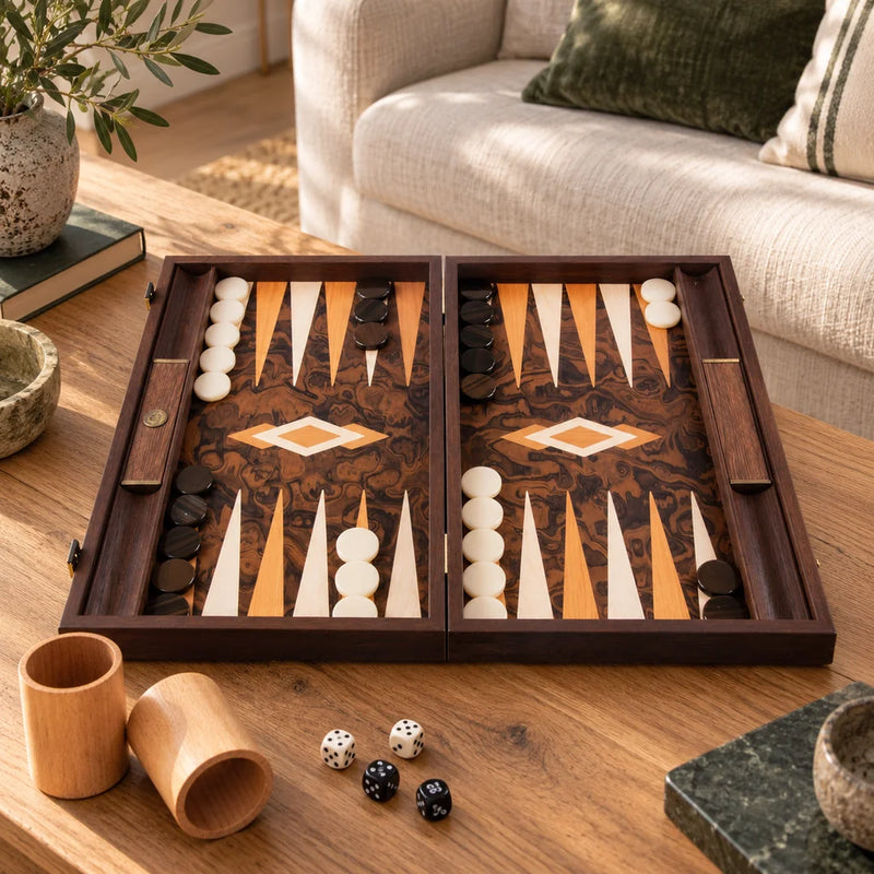 Backgammon Manopoulos BUU1 en ronce de noyer de Californie — mis en scène