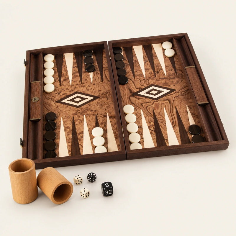 Backgammon Manopoulos BJJ1 en ronce de noyer — vue d’ensemble sur fond crème