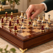 Jeu d’échecs L’Écrin — une main déplace une pièce