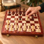 Jeu d’échecs Le Cercle — une main déplace une pièce