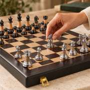 Jeu d’échecs Le Luxembourg — une main déplace une pièce