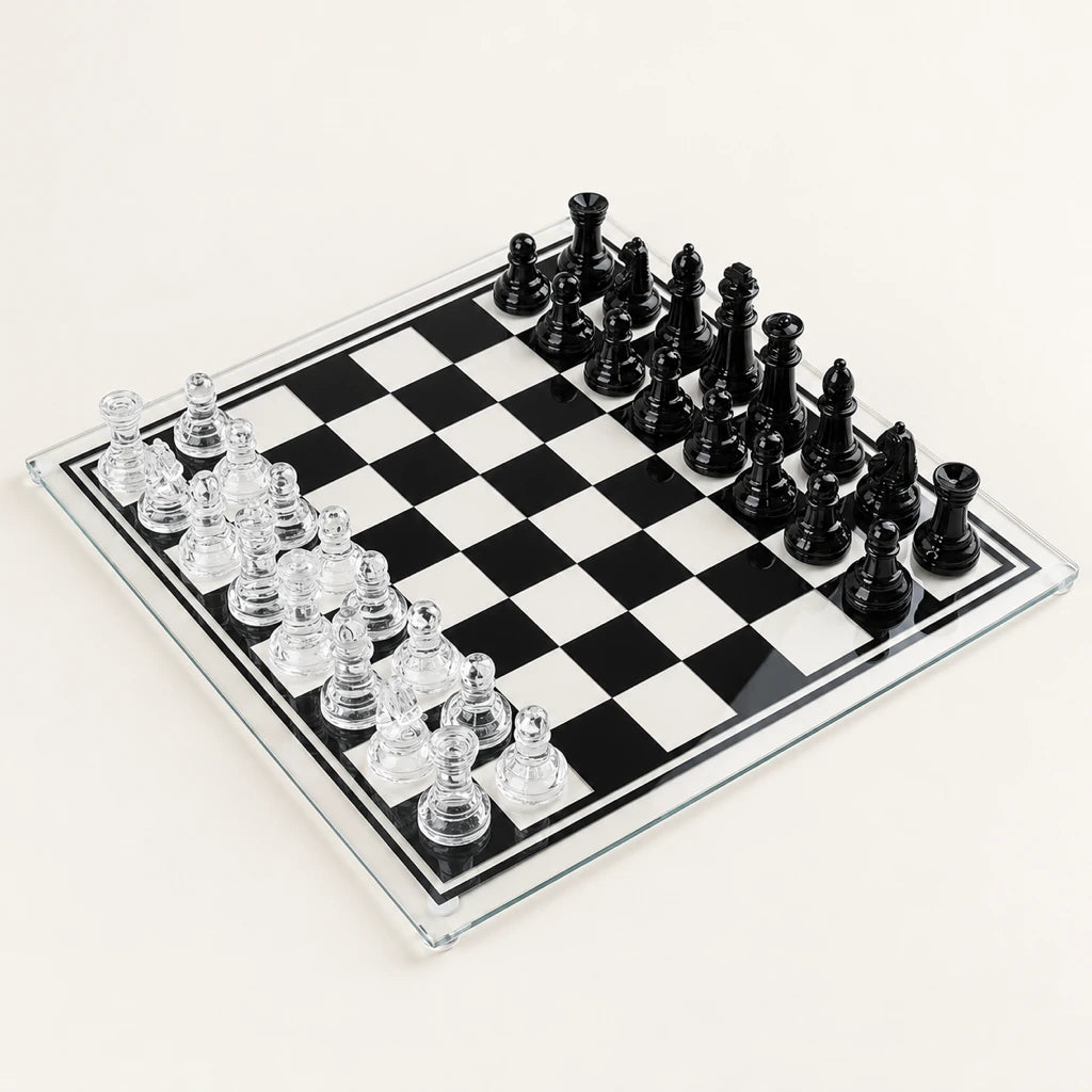 Jeu d’échecs Le Marais en verre — vue d’ensemble sur fond crème