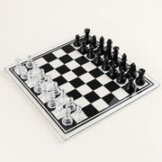 Jeu d’échecs Le Marais en verre — vue d’ensemble sur fond crème
