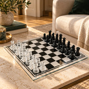 Jeu d’échecs Le Marais en verre — mis en scène dans un salon