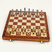Jeu d’échecs Le Médaillon — vue d’ensemble sur fond crème
