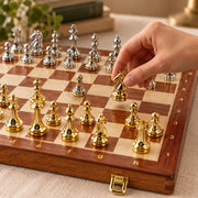 Jeu d’échecs Le Médaillon — une main déplace une pièce