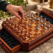 Jeu d’échecs Le Montparnasse — une main déplace une pièce
