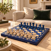 Jeu d’échecs Le Diplomate bleu — le jeu complet dans un salon, damier 8 × 8