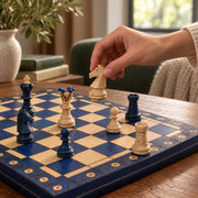 Jeu d’échecs Le Diplomate — une main déplace une pièce