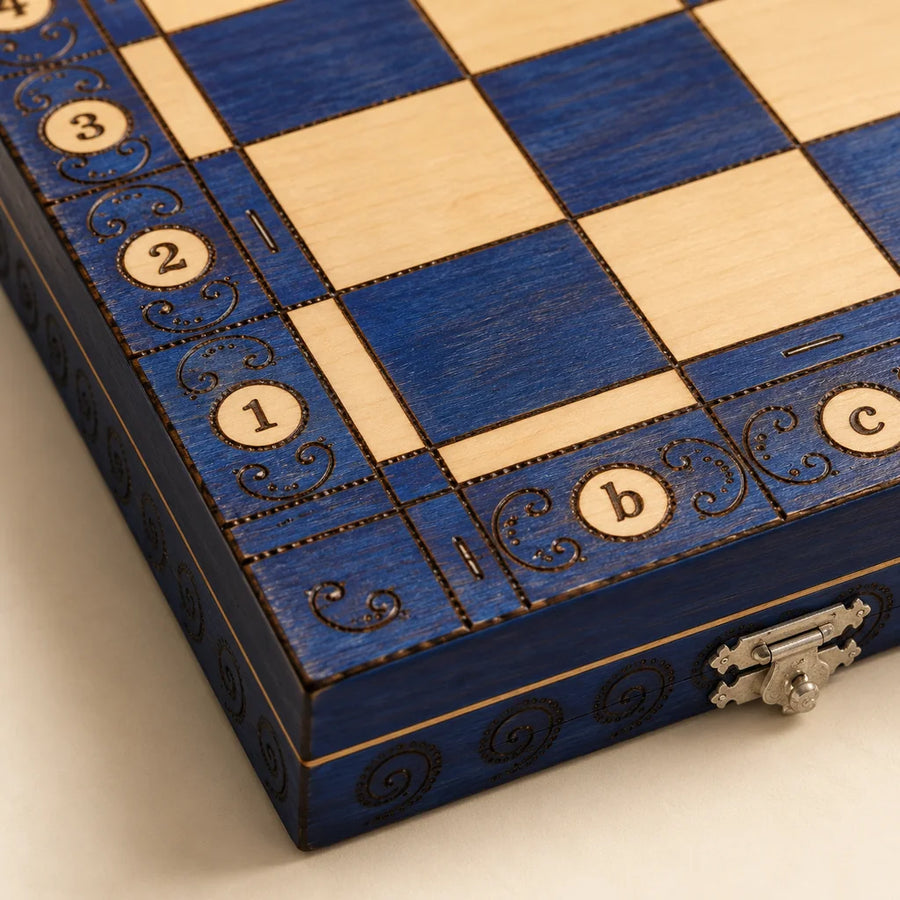 Jeu d’échecs Le Diplomate — détail du bois et du décor