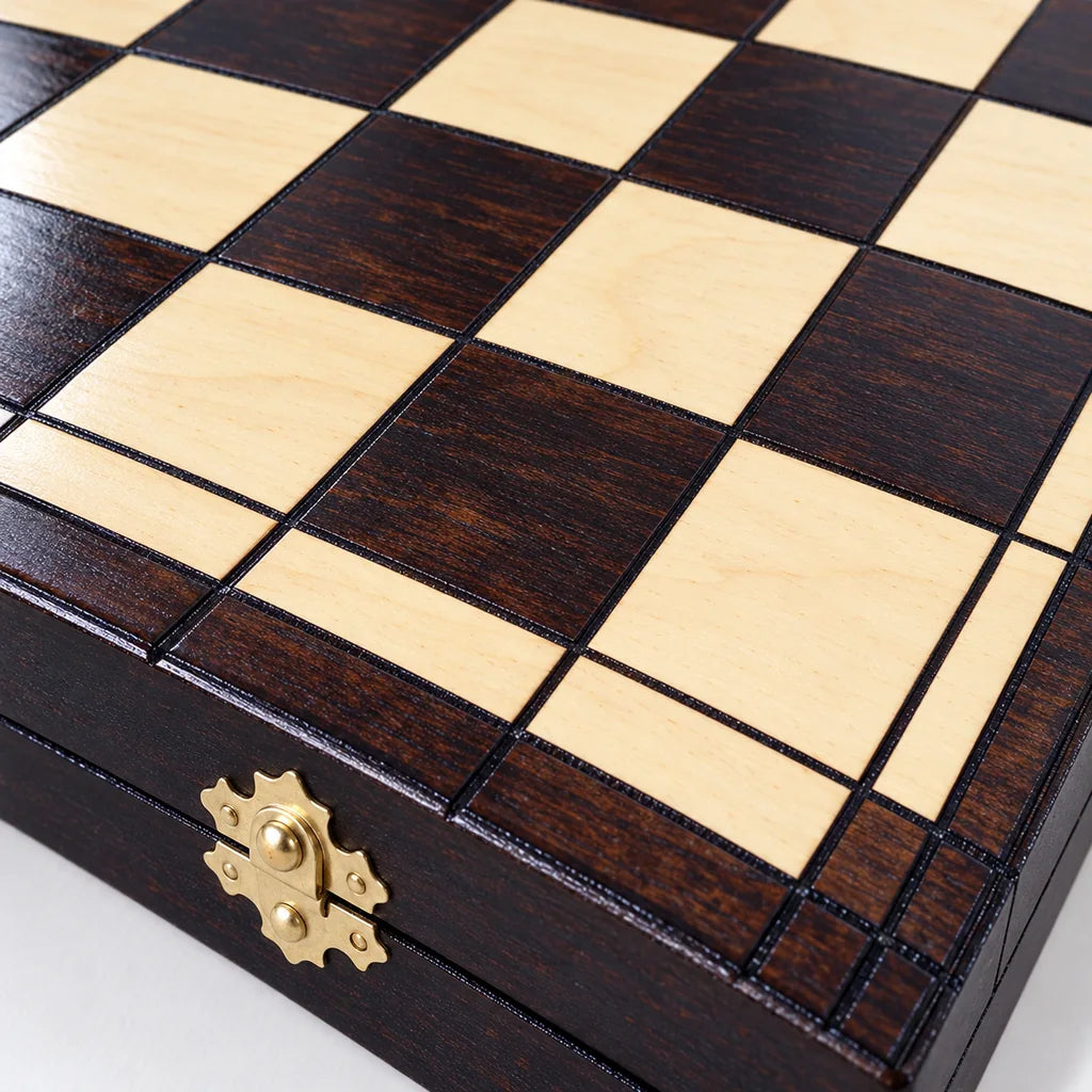 Jeu d’échecs La Matriochka — détail du bois et du décor