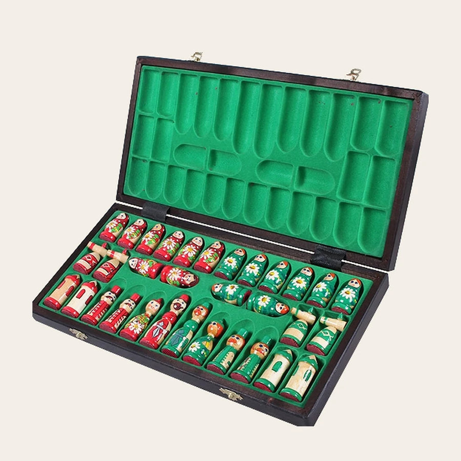 Jeu d’échecs La Matriochka — coffret ouvert, pièces rangées