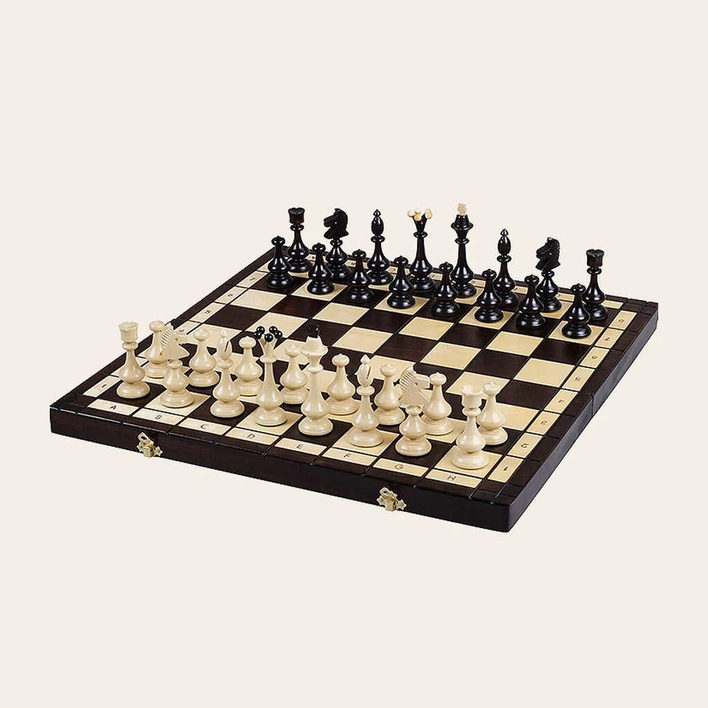 Jeu d’échecs Le Montagnard — vue d’ensemble sur fond crème