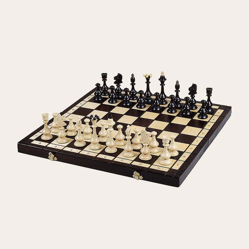 Jeu d’échecs Le Montagnard — vue d’ensemble sur fond crème
