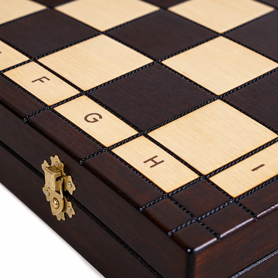 Jeu d’échecs Le Montagnard — détail du bois et du décor