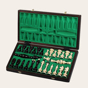Jeu d’échecs Le Montagnard — coffret ouvert, pièces rangées