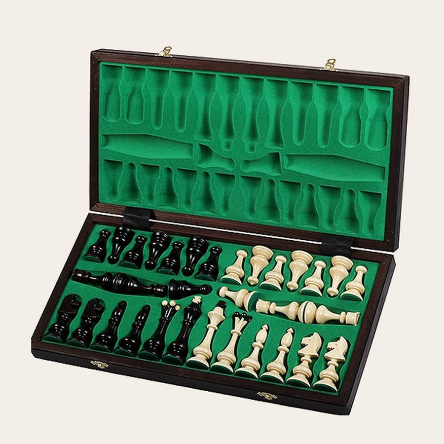 Jeu d’échecs Le Montagnard — coffret ouvert, pièces rangées