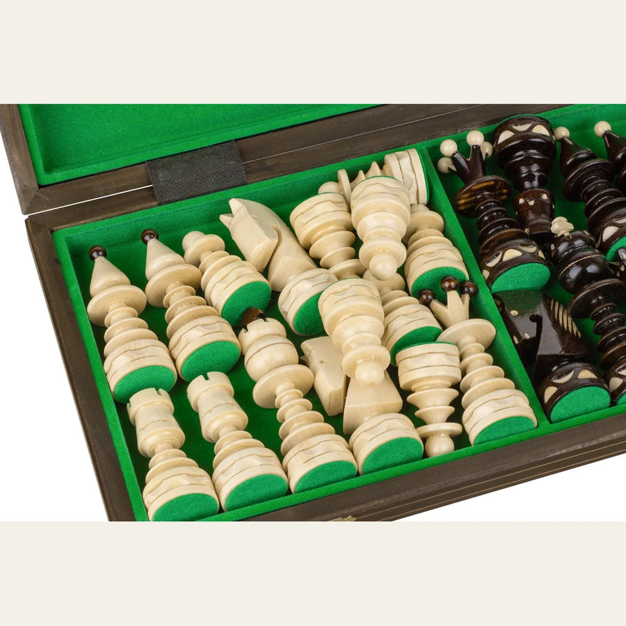 Jeu d’échecs Le Noël — coffret ouvert, pièces rangées