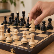 Jeu d’échecs Le Saint-Germain — une main déplace une pièce