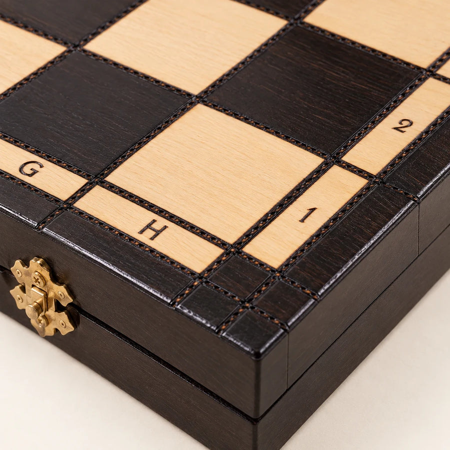 Jeu d’échecs Le Saint-Germain — détail du bois et du décor