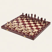 Jeu d’échecs Le Sénéchal en bois — le jeu complet sur fond crème
