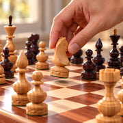 Jeu d’échecs Le Prélude — une main déplace une pièce