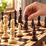 Jeu d’échecs Le Grand Siècle — une main déplace une pièce