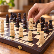 Jeu d’échecs Le Tatras — une main déplace une pièce