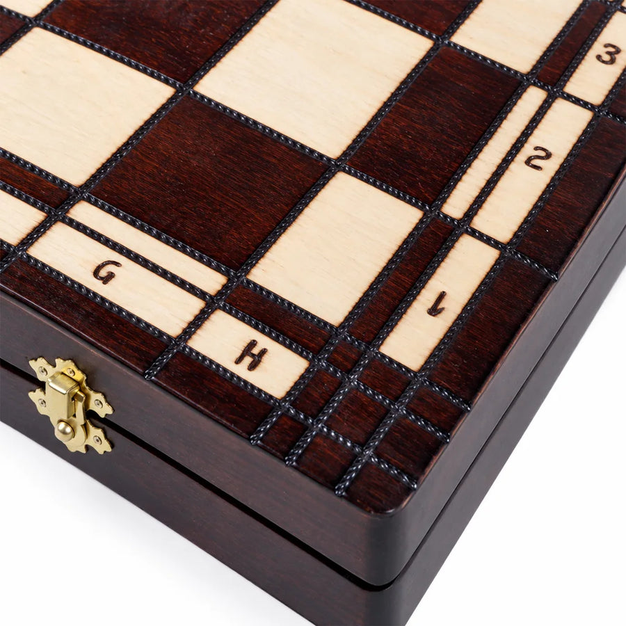 Jeu d’échecs Le Tatras — détail du bois et du décor