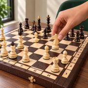 Jeu d’échecs Le Chambord — une main déplace une pièce