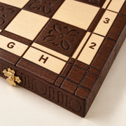 Jeu d’échecs Le Chambord — détail du bois et du décor