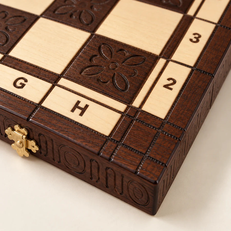 Jeu d’échecs Le Chambord — détail du bois et du décor