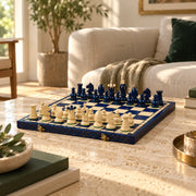 Jeu d’échecs Le Saphir — mis en scène dans un salon