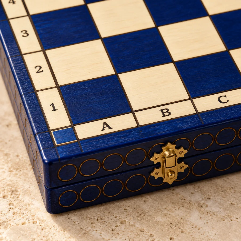 Jeu d’échecs Le Saphir — détail du bois et du décor