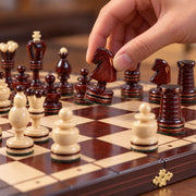 Jeu d’échecs L’Orfèvre — une main déplace une pièce