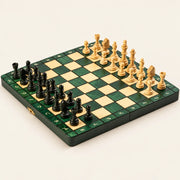 Jeu d’échecs Le Nomade vert magnétique en bois — le jeu complet sur fond crème