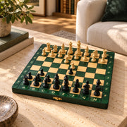 Jeu d’échecs Le Nomade vert — mis en scène dans un salon