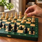 Jeu d’échecs Le Nomade vert — une main déplace une pièce