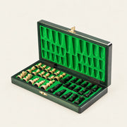 Jeu d’échecs Le Nomade vert — coffret ouvert, pièces rangées