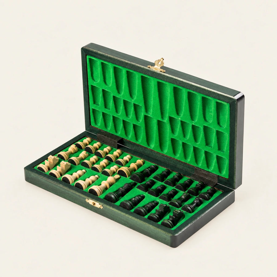 Jeu d’échecs Le Nomade vert — coffret ouvert, pièces rangées