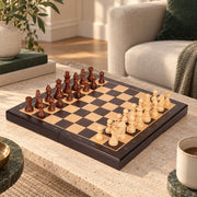 Jeu d’échecs Le Nomade ébène — mis en scène dans un salon