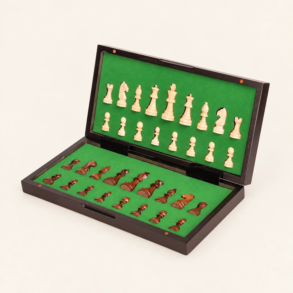Jeu d’échecs Le Nomade ébène — coffret ouvert, pièces rangées