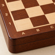 Jeu d’échecs Le Nomade marqueté — détail du bois et du décor