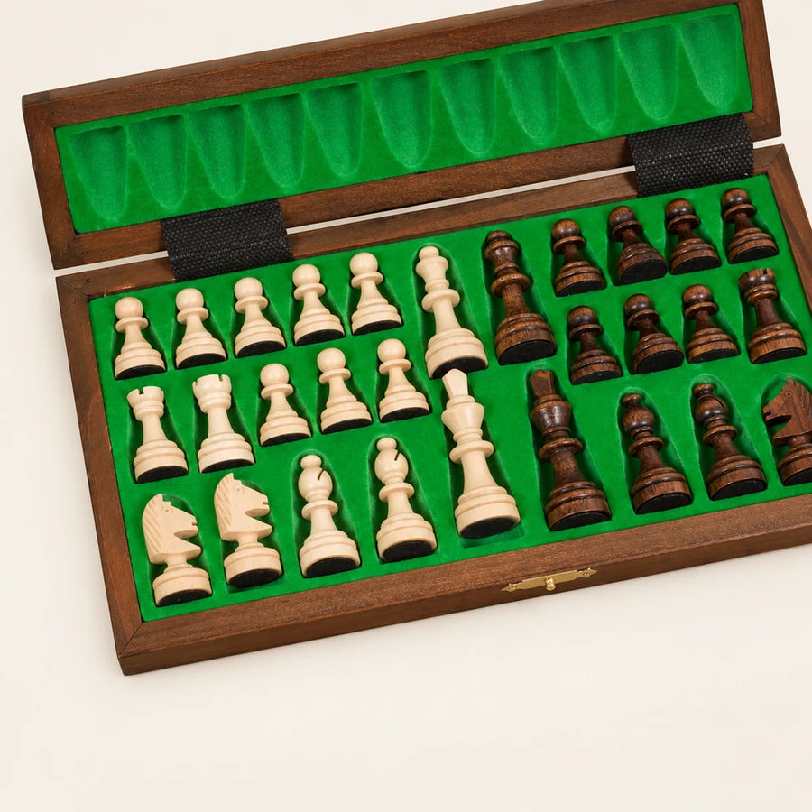 Jeu d’échecs Le Nomade marqueté — coffret ouvert, pièces rangées