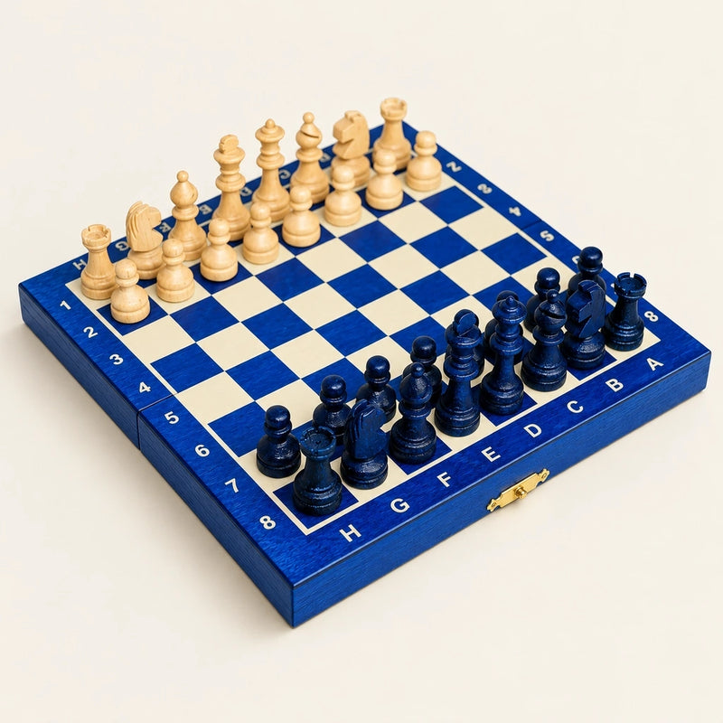 Jeu d’échecs Le Petit Nomade bleu magnétique — le jeu complet sur fond crème